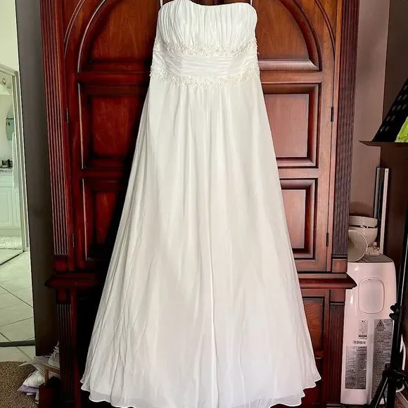 David’s Bridal Chiffon Beaded Empire Plus Size
Wedding Dress White size: 16W - Picture 7 of 14